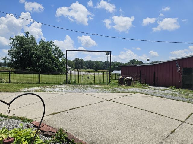 307 S Leath Rd, Portland, TN 37148