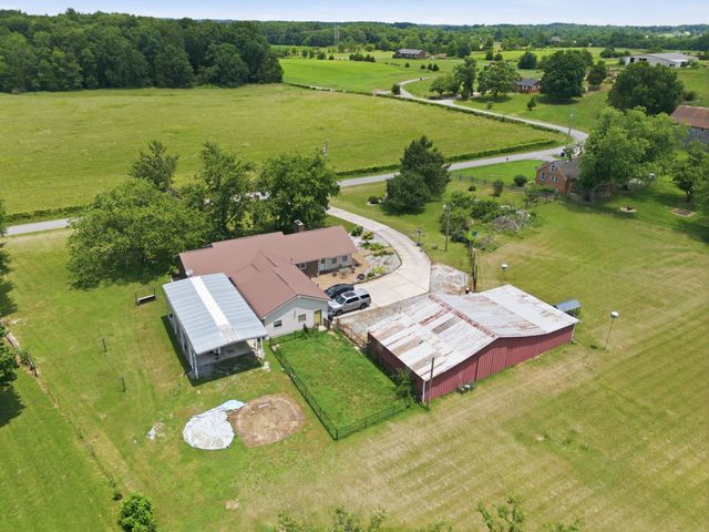 307 S Leath Rd, Portland, TN 37148