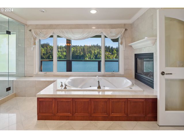 2240 SUMMIT Ct, Lake Oswego, OR 97034