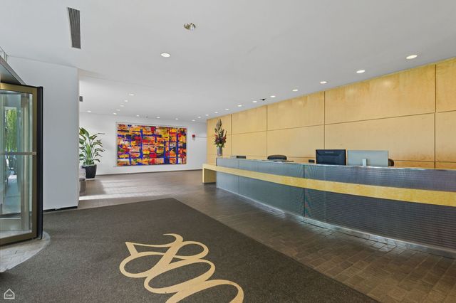 2800 N Lake Shore Drive 305, Chicago, IL 60657