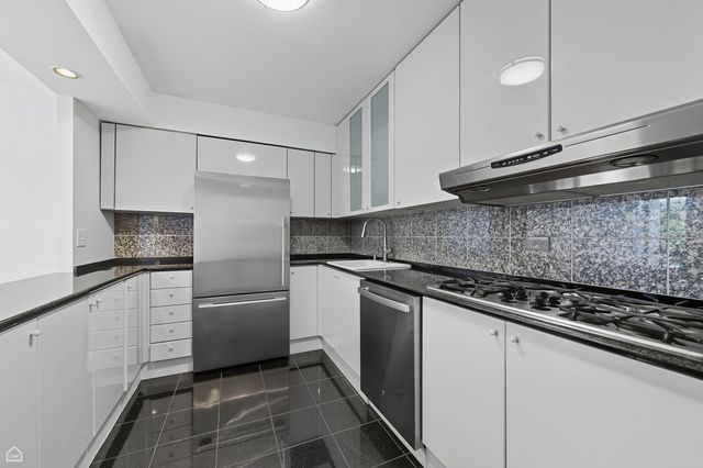 2800 N Lake Shore Drive 305, Chicago, IL 60657