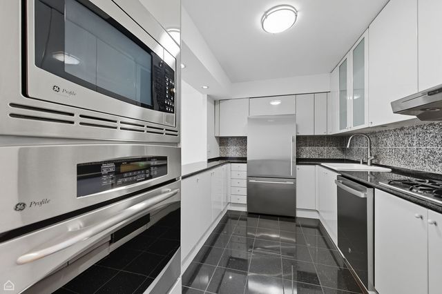2800 N Lake Shore Drive 305, Chicago, IL 60657