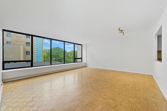 2800 N Lake Shore Drive 305, Chicago, IL 60657