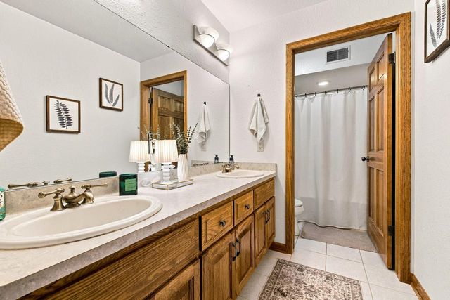 W238S5976 Prairie Wolf COURT, Waukesha, WI 53189