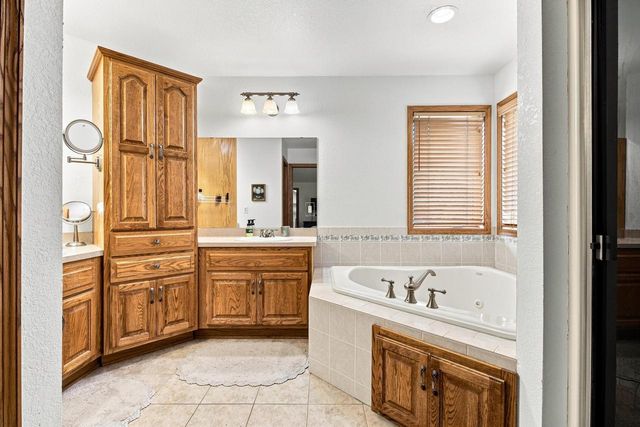 W238S5976 Prairie Wolf COURT, Waukesha, WI 53189