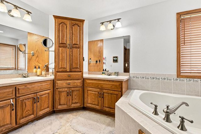 W238S5976 Prairie Wolf COURT, Waukesha, WI 53189