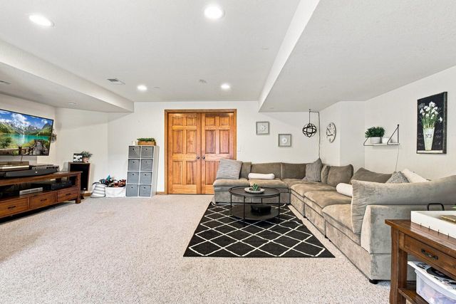 W238S5976 Prairie Wolf COURT, Waukesha, WI 53189