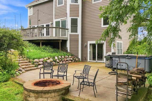 W238S5976 Prairie Wolf COURT, Waukesha, WI 53189