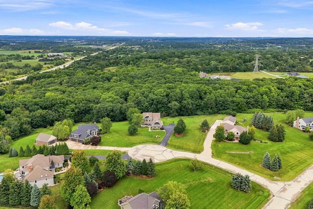 W238S5976 Prairie Wolf COURT, Waukesha, WI 53189