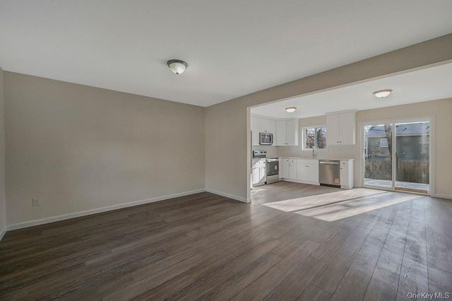 4 Park Lane, Middle Island, NY 11953