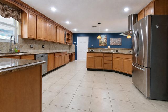 10108 Woodhollow Drive, Conroe, TX 77385