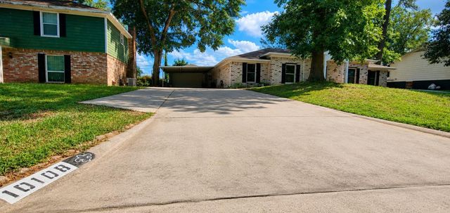 10108 Woodhollow Drive, Conroe, TX 77385