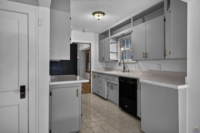 1339 SW High AVE, Topeka, KS 66604