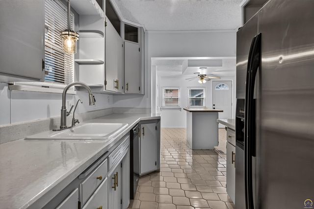 1339 SW High AVE, Topeka, KS 66604
