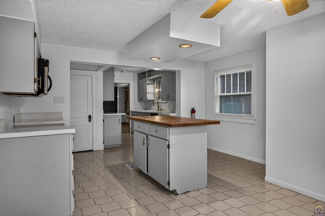 1339 SW High AVE, Topeka, KS 66604