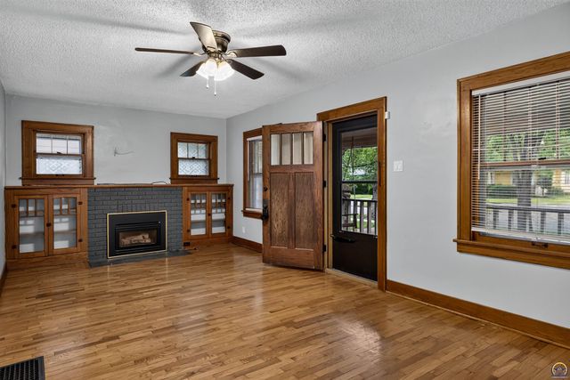 1339 SW High AVE, Topeka, KS 66604