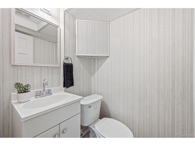 2770 S Heather Gardens Way, Aurora, CO 80014
