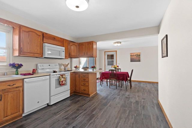 2105 N BALLARD ROAD, Appleton, WI 54911