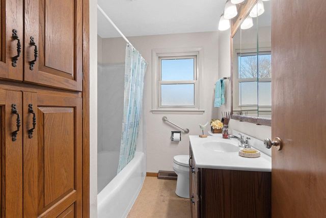 2105 N BALLARD ROAD, Appleton, WI 54911