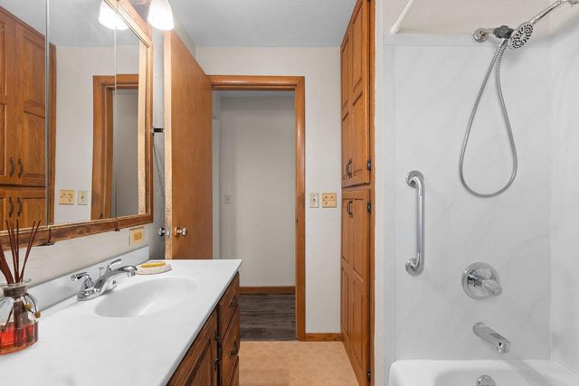 2105 N BALLARD ROAD, Appleton, WI 54911