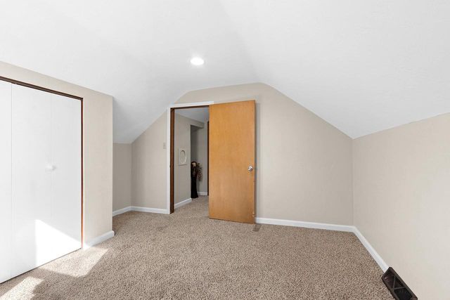 2105 N BALLARD ROAD, Appleton, WI 54911