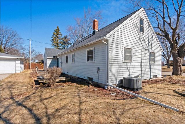 2105 N BALLARD ROAD, Appleton, WI 54911