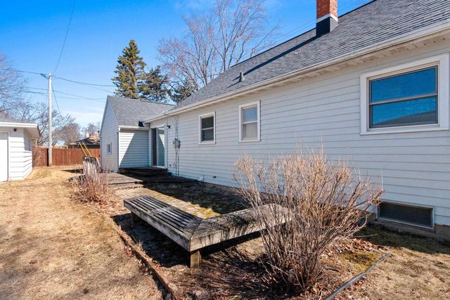 2105 N BALLARD ROAD, Appleton, WI 54911