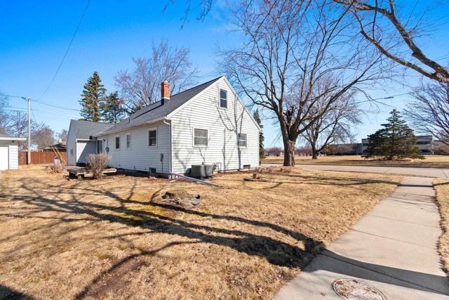 2105 N BALLARD ROAD, Appleton, WI 54911