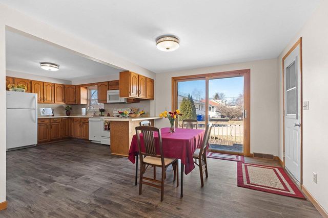 2105 N BALLARD ROAD, Appleton, WI 54911