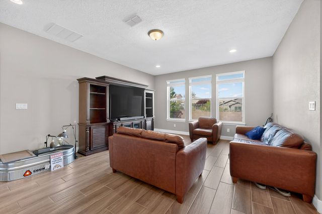 4712 Viento Del Norte, Santa Fe, NM 87507