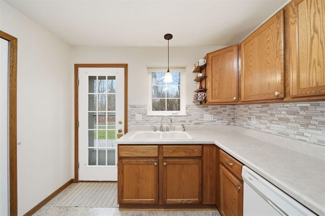 1702 Lakewood Drive B, Adrian, MI 49221
