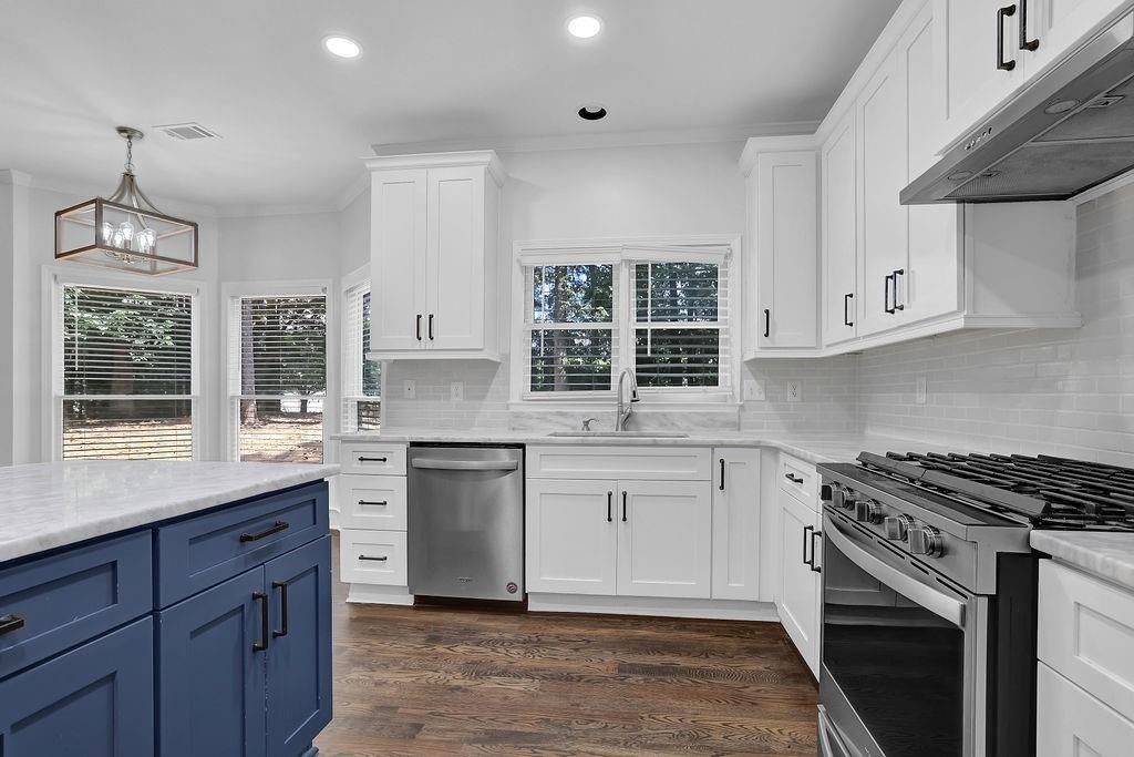 Image 2 of property listing at 140 Ashewoode Downs Lane, Alpharetta, GA 30005