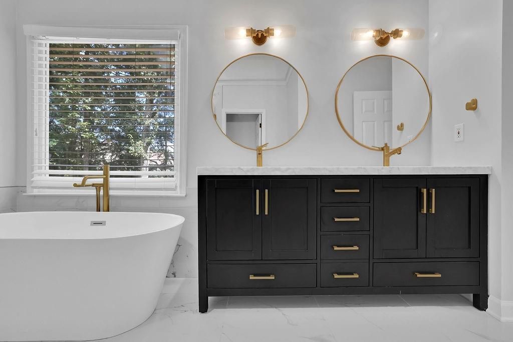 Image 3 of property listing at 140 Ashewoode Downs Lane, Alpharetta, GA 30005