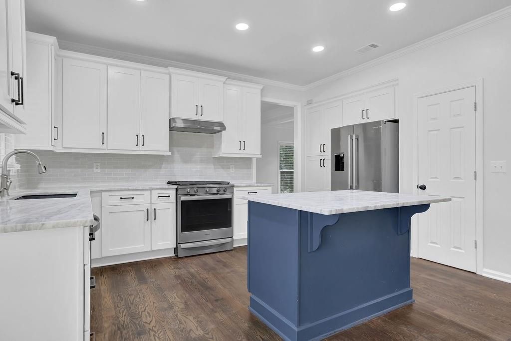 Image 4 of property listing at 140 Ashewoode Downs Lane, Alpharetta, GA 30005