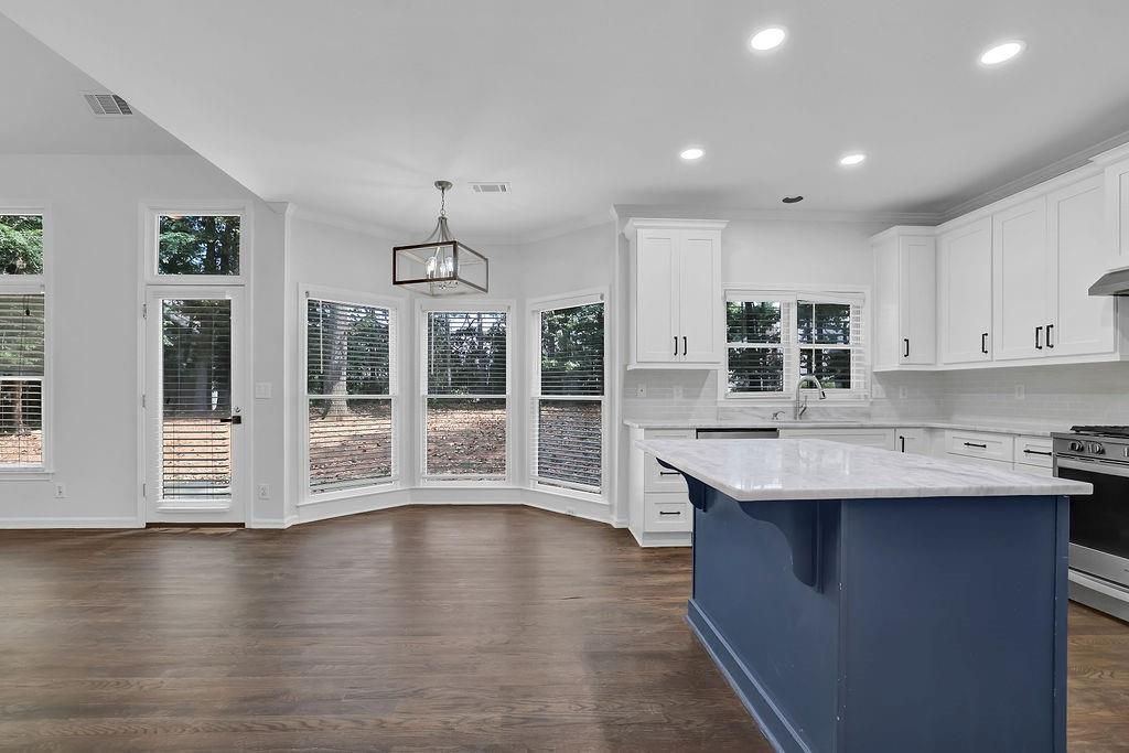 Image 5 of property listing at 140 Ashewoode Downs Lane, Alpharetta, GA 30005