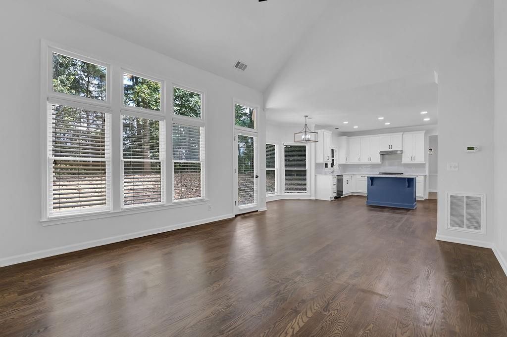 Image 7 of property listing at 140 Ashewoode Downs Lane, Alpharetta, GA 30005