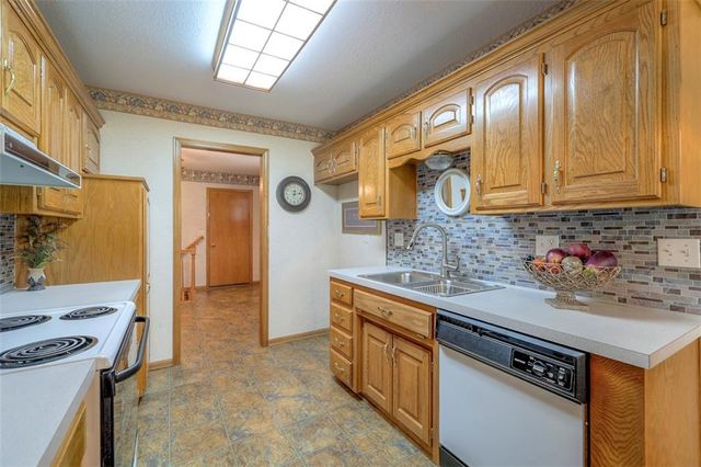 701 16th Avenue S, Greenwood, MO 64034