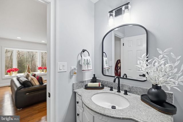 11728 STUART MILL RD, Oakton, VA 22124