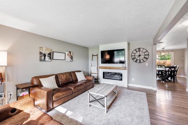 2316 SERENADE LANE, Green Bay, WI 54301
