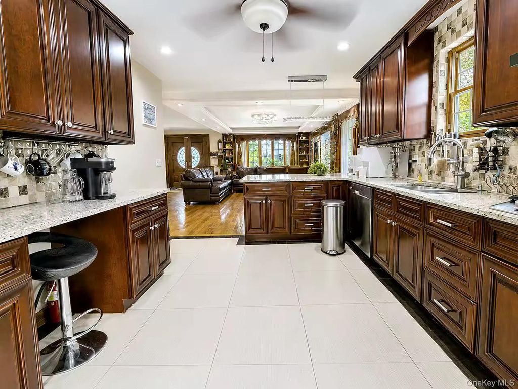 47-18 163RD Place, Flushing, NY 11358 — photo 3