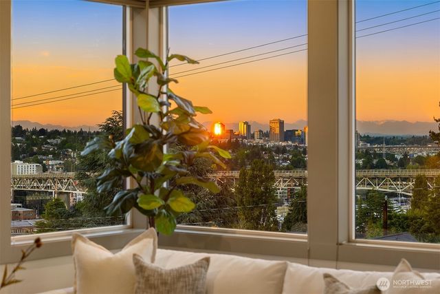2619 Warren Avenue N, Seattle, WA 98109
