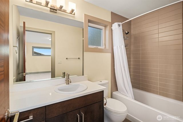 2619 Warren Avenue N, Seattle, WA 98109