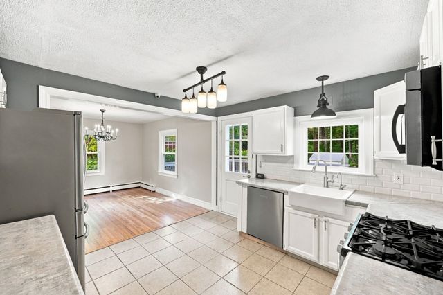20 Sunset Ave, South Hadley, MA 01075