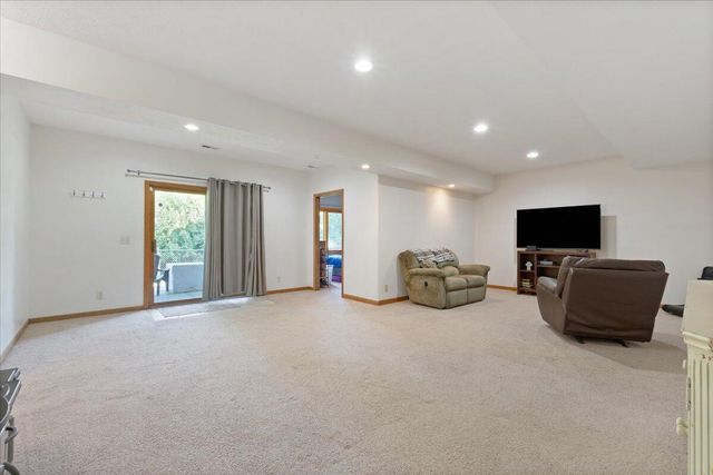 5200 BALLARD Circle, Council Bluffs, IA 51503