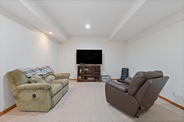 5200 BALLARD Circle, Council Bluffs, IA 51503