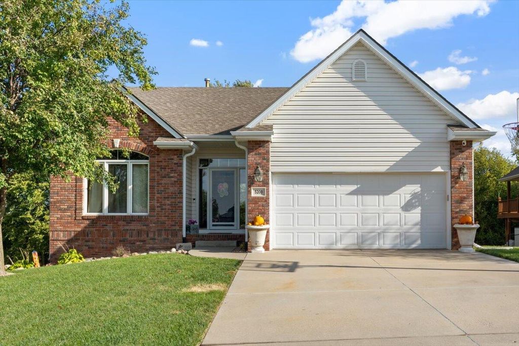 5200 BALLARD Circle, Council Bluffs, IA 51503