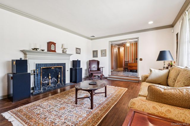 9 Cliff Road, Port Jefferson, NY 11777