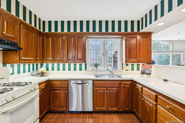 9 Cliff Road, Port Jefferson, NY 11777