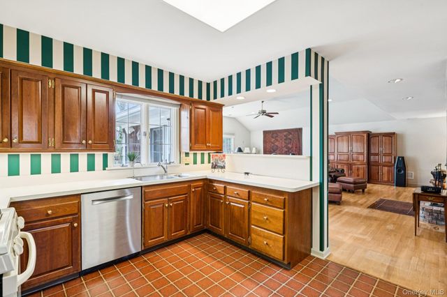 9 Cliff Road, Port Jefferson, NY 11777