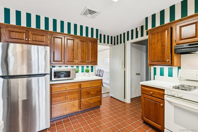 9 Cliff Road, Port Jefferson, NY 11777